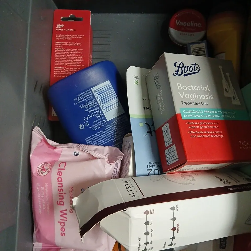 APPROXIMATELY 10 ASSORTED HEALTH & BEAUTY PRODUCTS TO INCLUDE WILD DEODORANT, CLEANSING WIPES, BRIGHTENING GEL ETC 