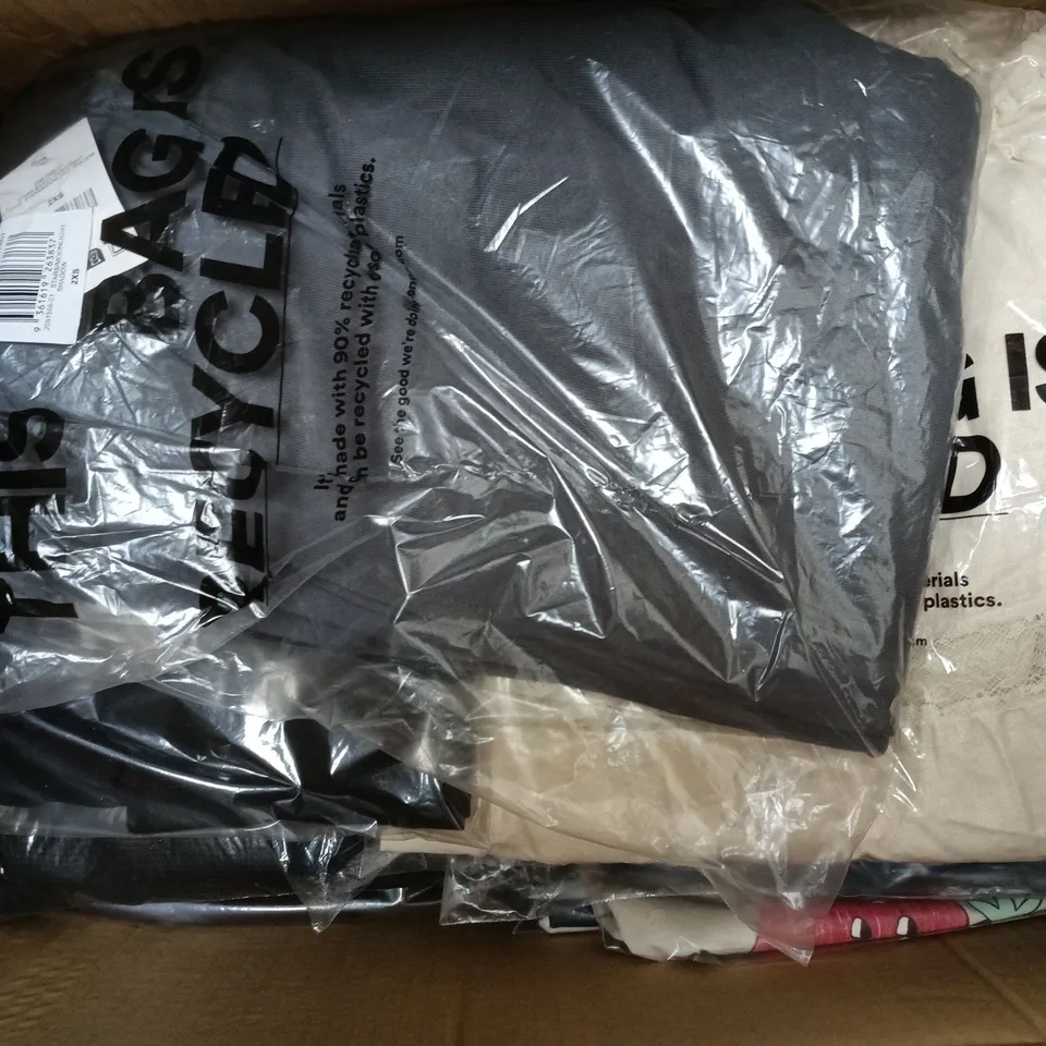 APPROXIMATELY 20 ASSORTED CLOTHING ITEMS IN VARIOUS SIZES, COLOURS & STYLES TO INCLUDE STARS BAGGY SWEATPANTS, HAVEN MULTI TIERED MAXI SKIRT, 90S MOCK NECK 3/4 SLEEVE, ETC