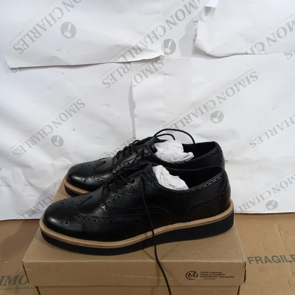 CLARKS GLICKLY BROGUE BLACK LEATHER SHOES SIZE 8