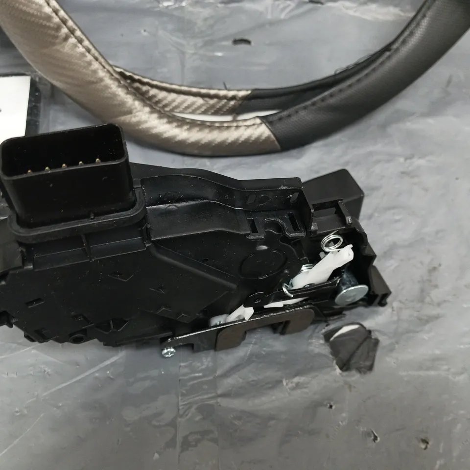 FIVE ASSORTED CAR PARTS TO INCLUDE; VOLVO V50 DOOR LOCK, AUDI S-LINE LICENCE PLATE HOLDER AND STERRING WHEEL COVER