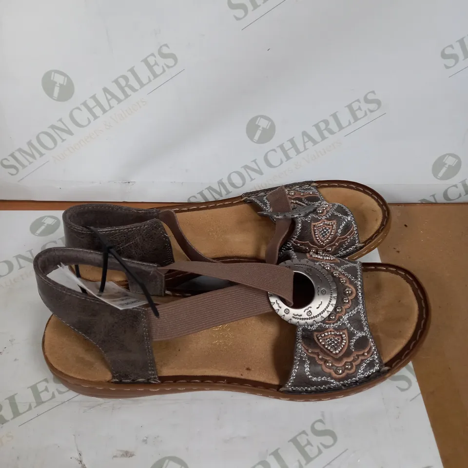 RIEKER EMBELISHED SANDAL SIZE 4