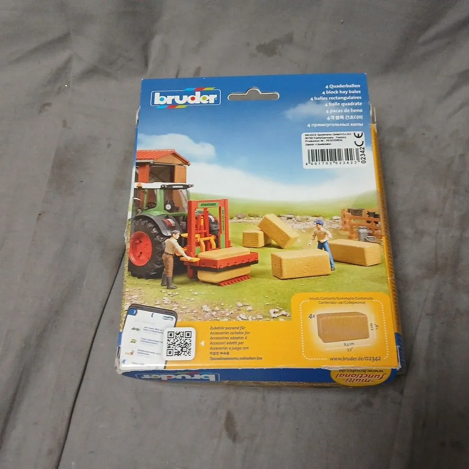 BRUDER 02342 ACCESSORIES – 4 RECTANGULAR HAY BALES