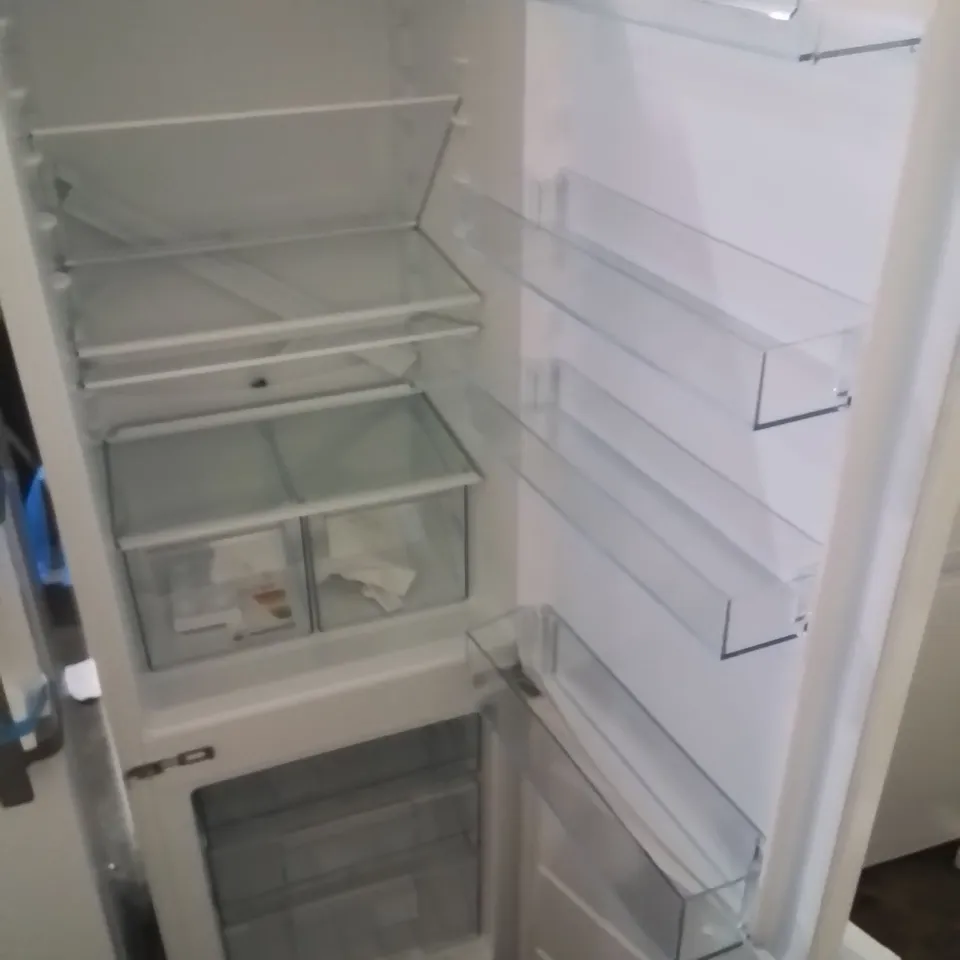 AEG INTERGRATED FRIDGE FREEZER //WHITE