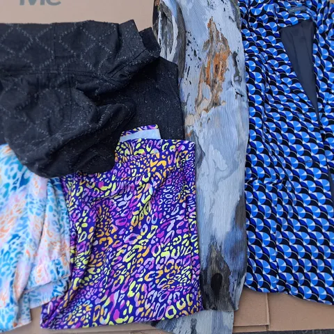 LOT OF APPROXIMATELY 25 ASSORTED CLOTHING ITEMS TO INCLUDE RUTH LANGFORD AND MALISSA - VARIOUS SIZES 
