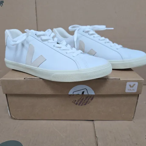 BOXED PAIR OF VEJA LOGO SHOES IN WHITE/BEIGE SIZE 7