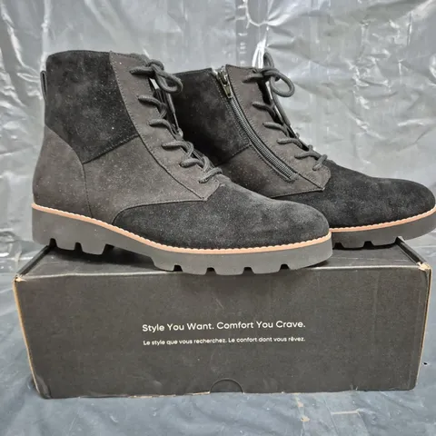 BOXED PAIR OF VIONIC LARSON LACE UP BOOTS IN BLACK SIZE 7