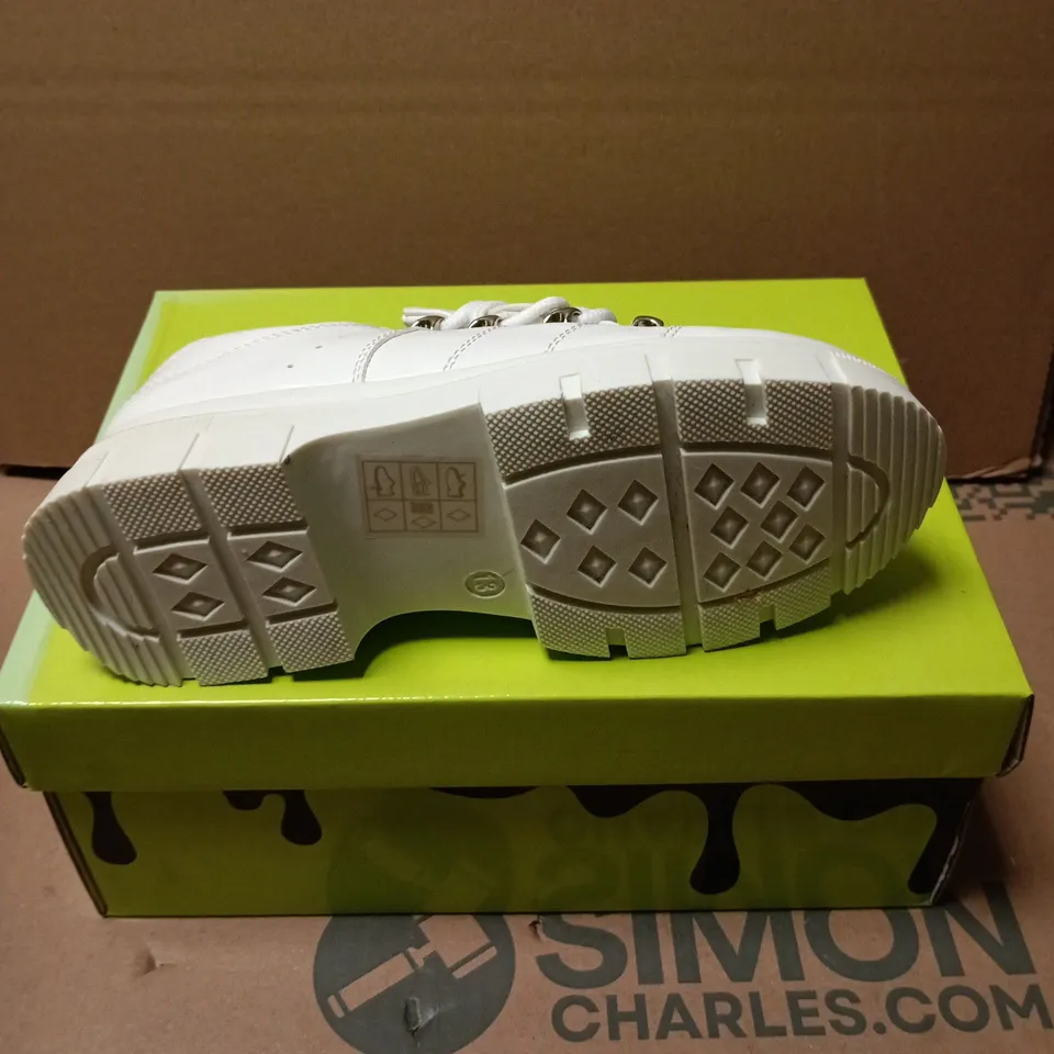 BOXED PAIR OF KOI KIDS LIL RIMO CORE WHITE TRAINERS - UK KIDS 13