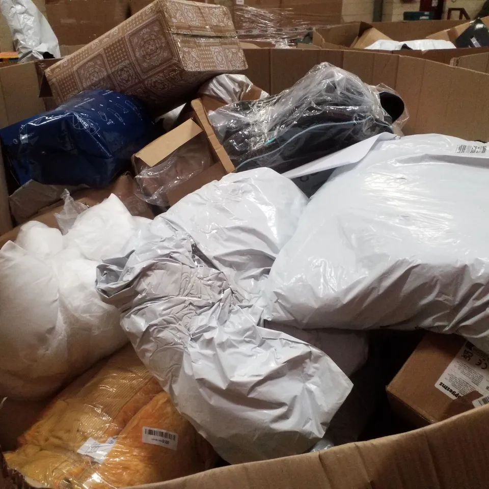 PALLET CONTAINING ASSORTED PILLOWS & CUSHIONS