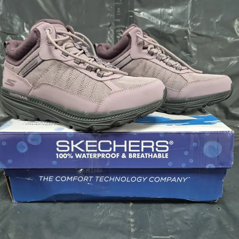 BOXED PAIR OF SKECHERS GO RUN TRAINERS IN MAUVE SIZE 5