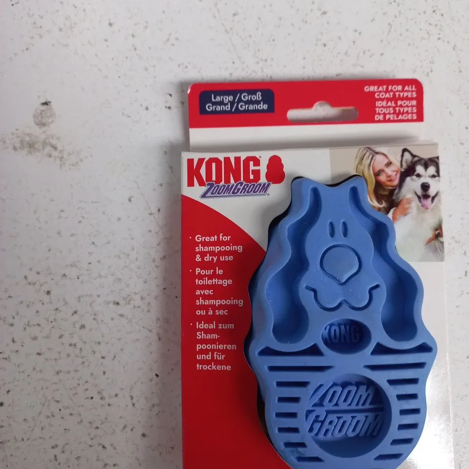 KONG ZOOMGROOM DOG GROOMING TOOL – BLUE RUBBER GROOMING BRUSH