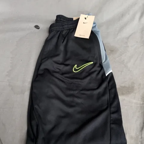 NIKE DRI-FIT MEN'S TRAINING SHORTS – (SIZE M)