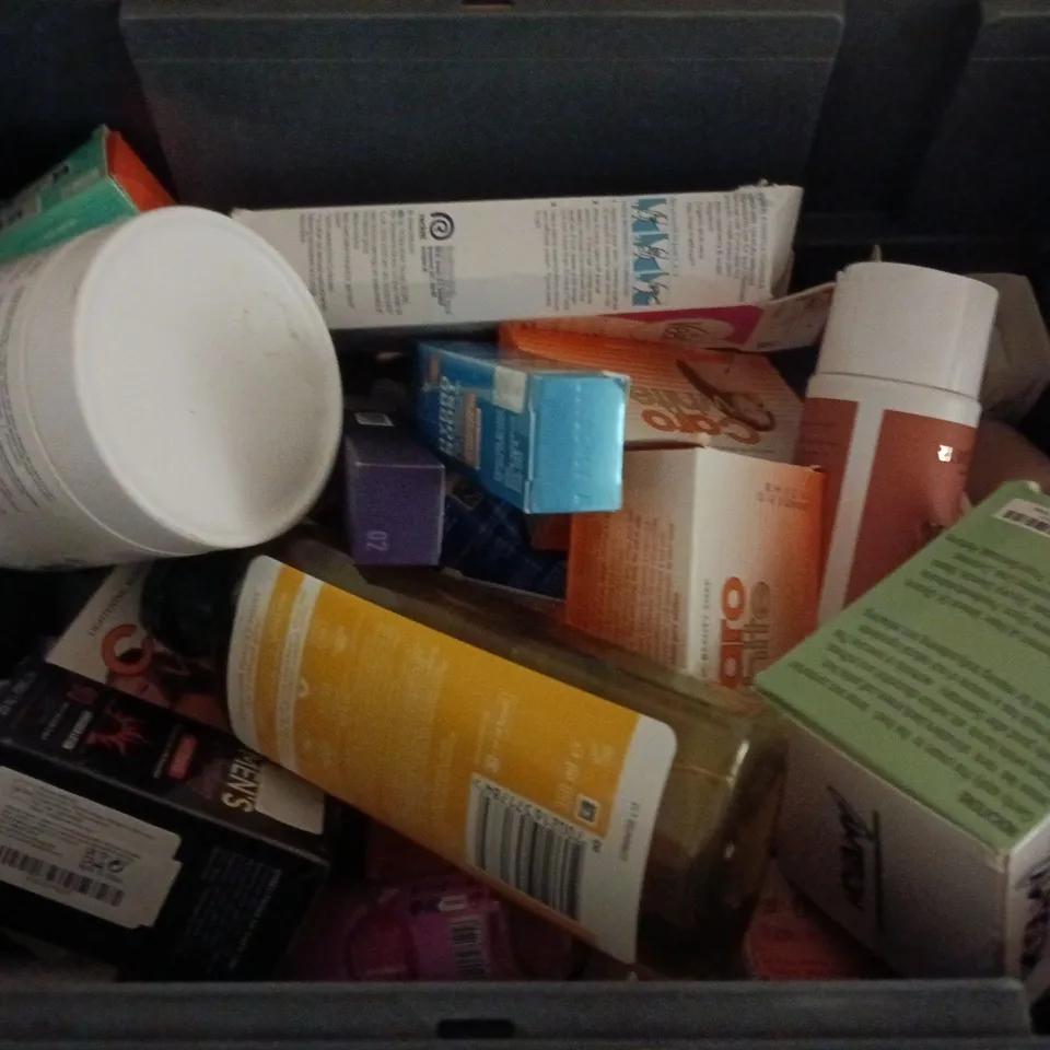 APPROXIMATELY 15 ASSORTED HEALTH & BEAUTY PRODUCTS TO INCLUDE CERAVE MOISTURISING CREAM, REVOLUTION CONDITIONER, CARE WHITE SOAP , ETC - COLLECTION ONLY
