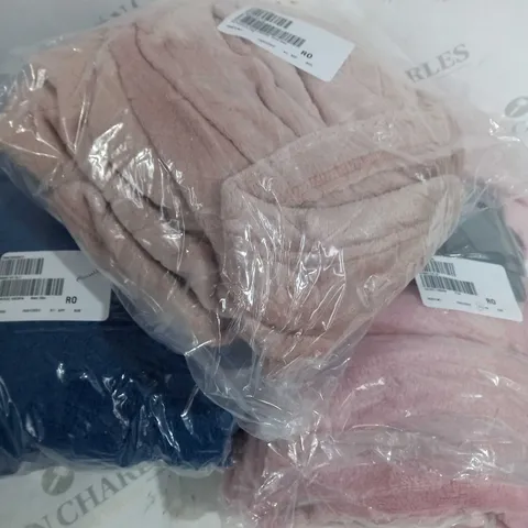 BOX OF APPROX. 10 ITEMS TO INCLUDE - NAVY SHARPA - VELVETSOFT THROW - ROSE CARDI