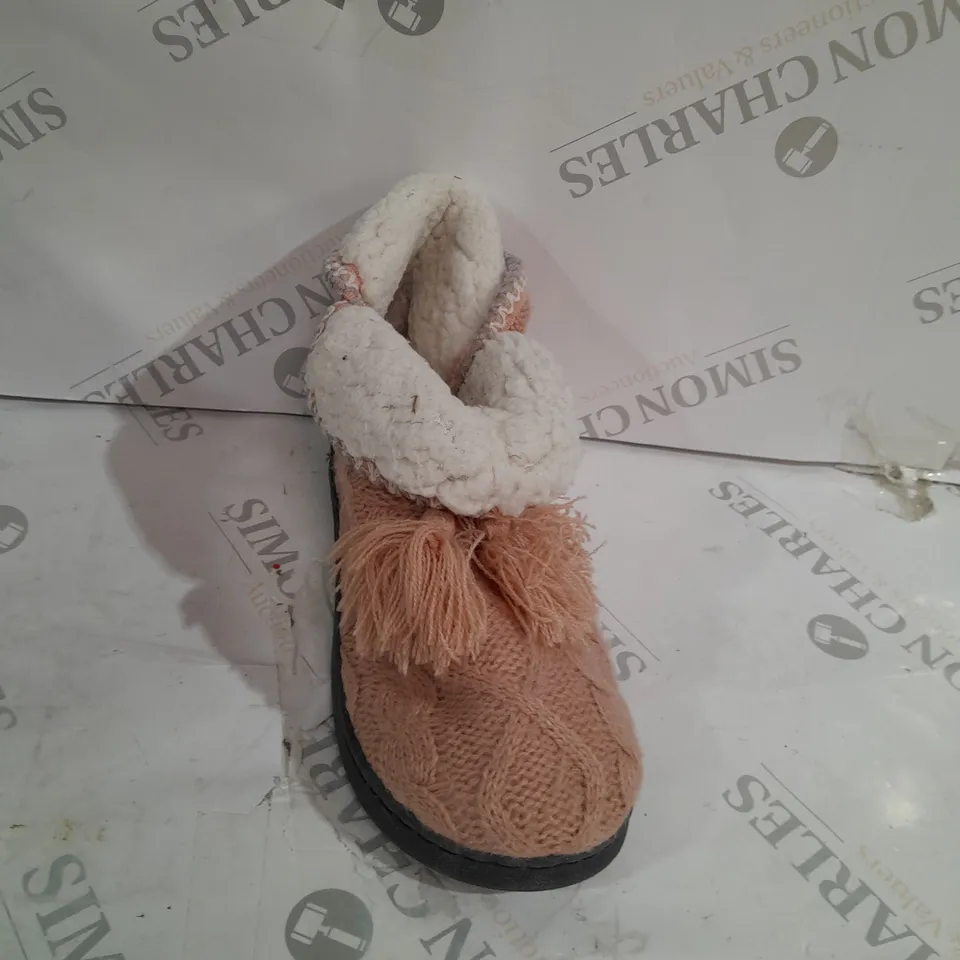 PAIR OF MUK LUKS LINA SLIPPER BOOTS IN ROSE SIZE UK 4