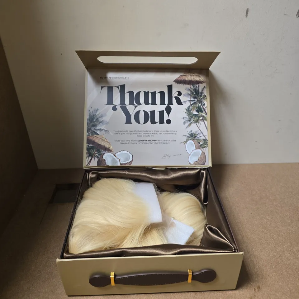 FLY GIRLS BLONDE WIG IN TRAVEL-THEMED GIFT BOX