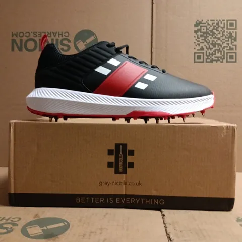 BOXED PAIR OF GRAY-NICOLLS PLAYERS3.0 SPIKE CRICKET TRAINERS IN BLACK/RED/WHITE SIZE UK 9.5