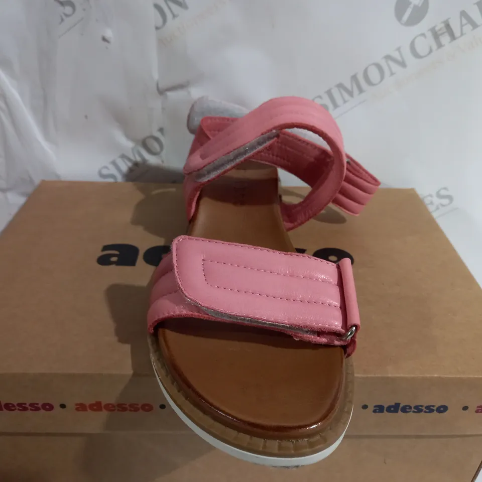 BOXED PAIR OF ADESSO LEATHER OPEN TOE FLAT SANDAL - SIZE 7
