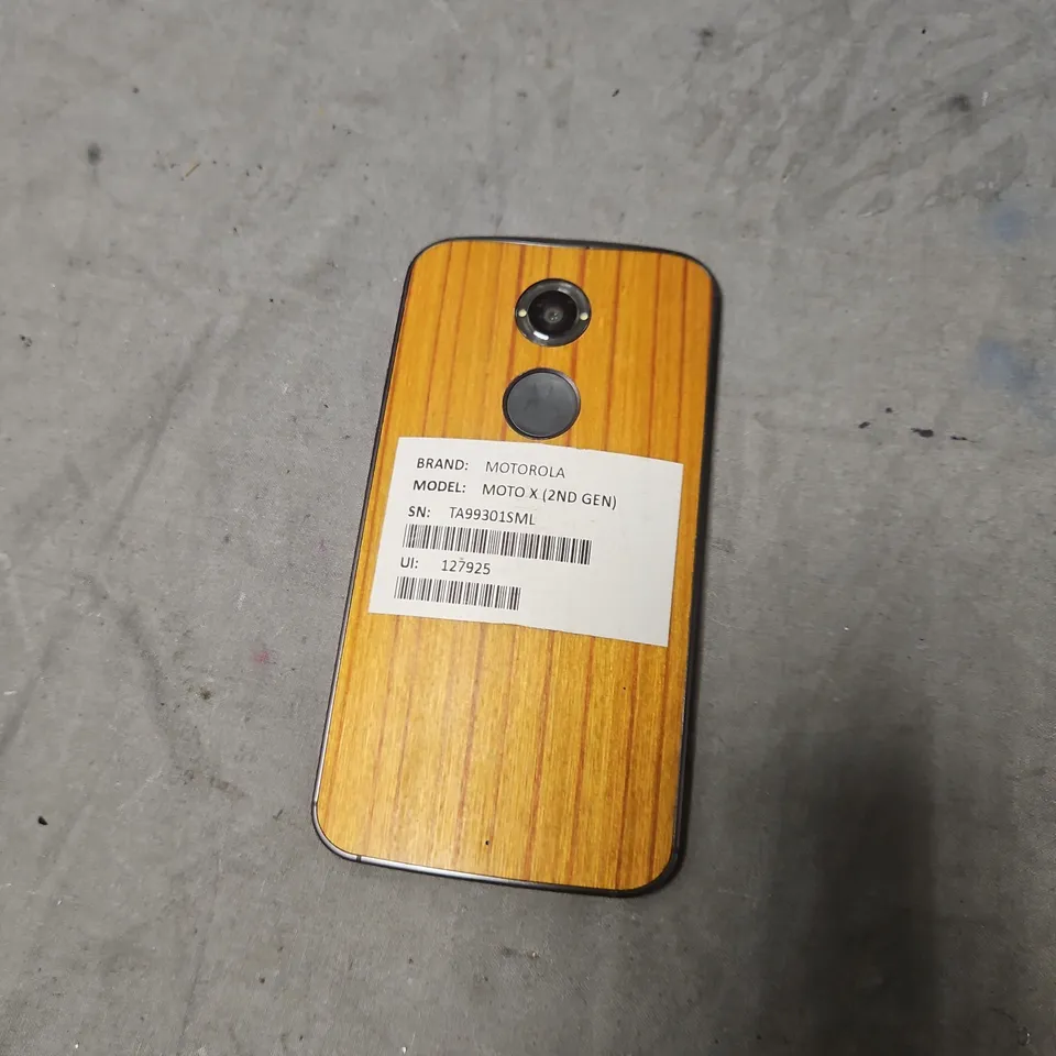 MOTOROLA MOTO X (2ND GEN) – WOOD-EFFECT BACK DOES NOT HOLD CHARGE .