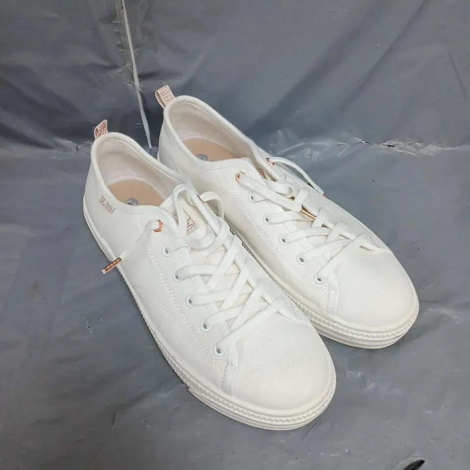 BOB'S FROM SKECHERS MEMORY FOAM PUMPS WHITE SIZE 7