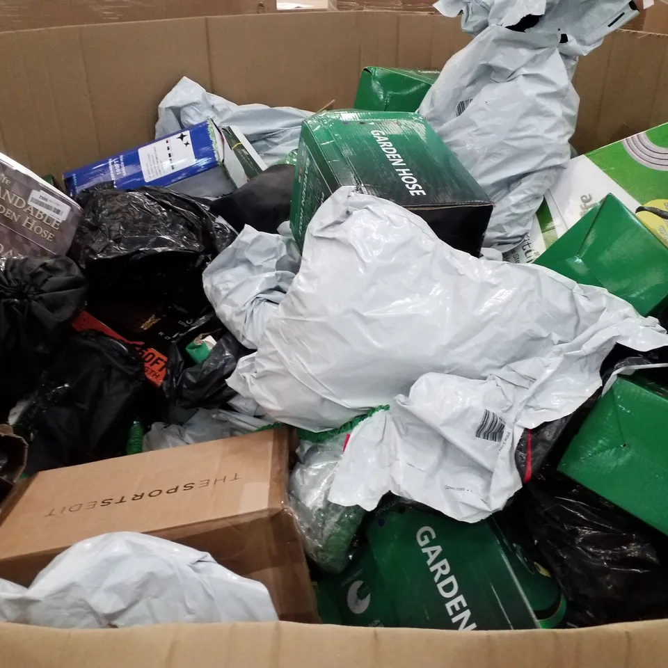 PALLET OF ASSORTED GARDEN HOSES 