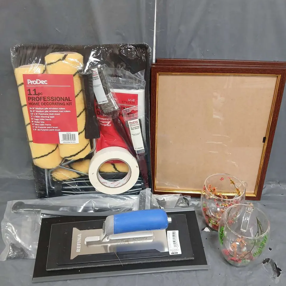 BOX OF APPROXIMATELY 8 ASSORTED HOUSEHOLD ITEMS TO INCLUDE - PICTURE FRAMES - HOME DECORATING KIT - FLORAL CUPS - ETC