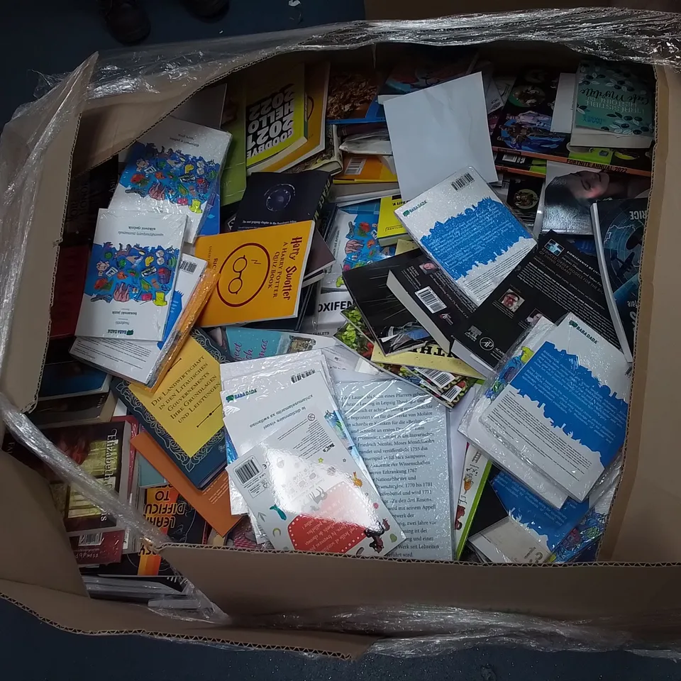 PALLET OF ASSORTED FICTION AND NON FICTION BOOKS TO INCLUDE: THE GROWTH TOOLKIT, FORTNITE ANNUAL 2022, FUNCTIONS OF WATER, THE CROW, SILENCE JS VENIT, BROWN SUIT AGATHA CHRISTIE ETC
