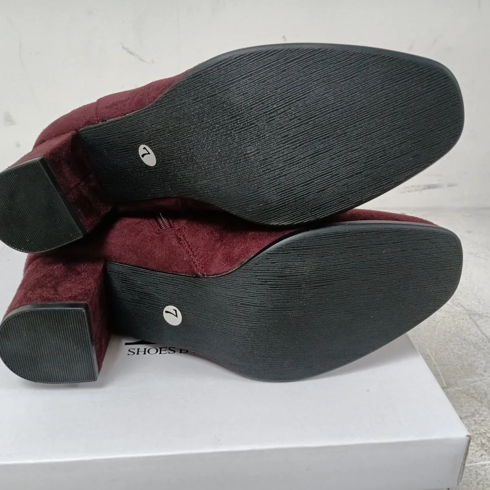 BOXED PAIR OF SHOES BY EMMA ZELDA BOOTS IN PLUM - UK 7