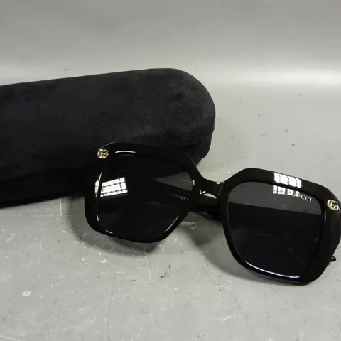 GUCCI BLACK FRAMED LOGO SUNGLASSES