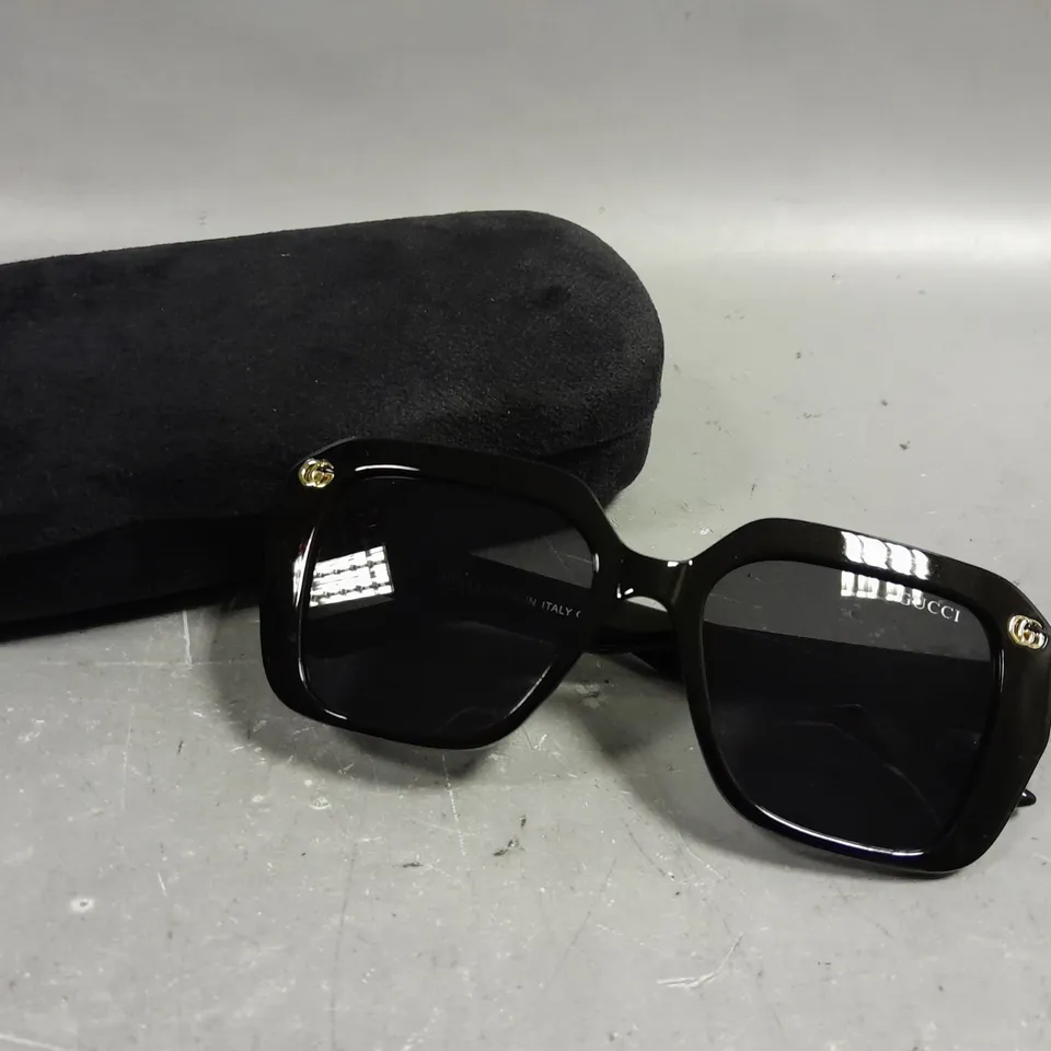 GUCCI BLACK FRAMED LOGO SUNGLASSES