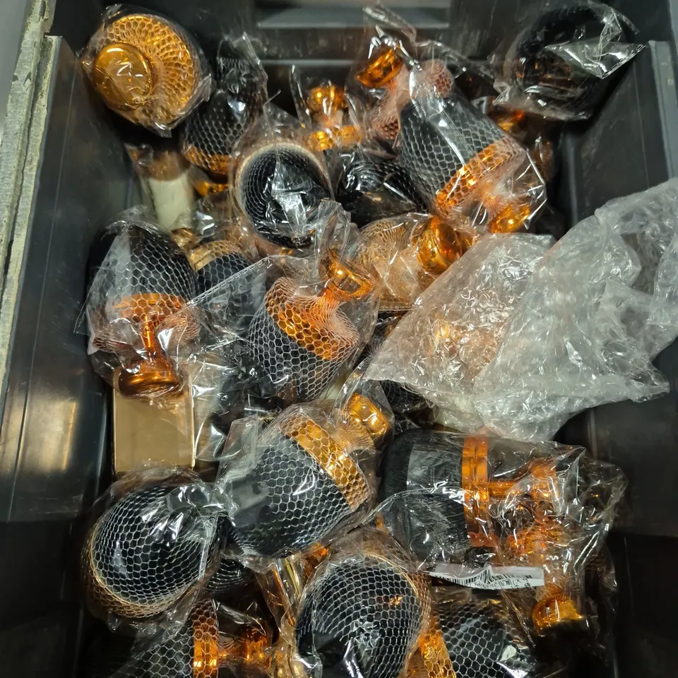 APPROXIMATELY 30 TANNING BRUSHES IN COPPER EFFECT