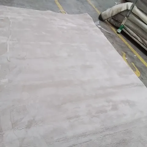 QUALITY DESIGNER AREA RUG APPROXIMATELY 320X230CM