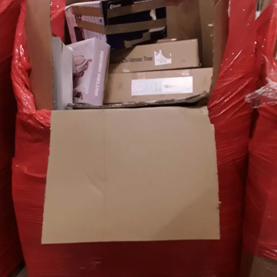 PALLET OF ASSORTED HOUSEHOLD ITEMS TO INCLUDE 220X260 13.5 TOG DUVET, OFFICE CHAIR AND XMAS TREES