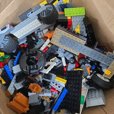 BOX OF ASSORTED LEGO PIECES FROM VARIOUS SETS