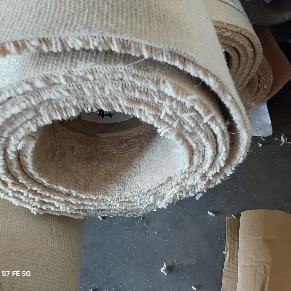 ROLL OF QUALITY CRESTA CARPET APPROXIMATELY 5M × 2.58M
