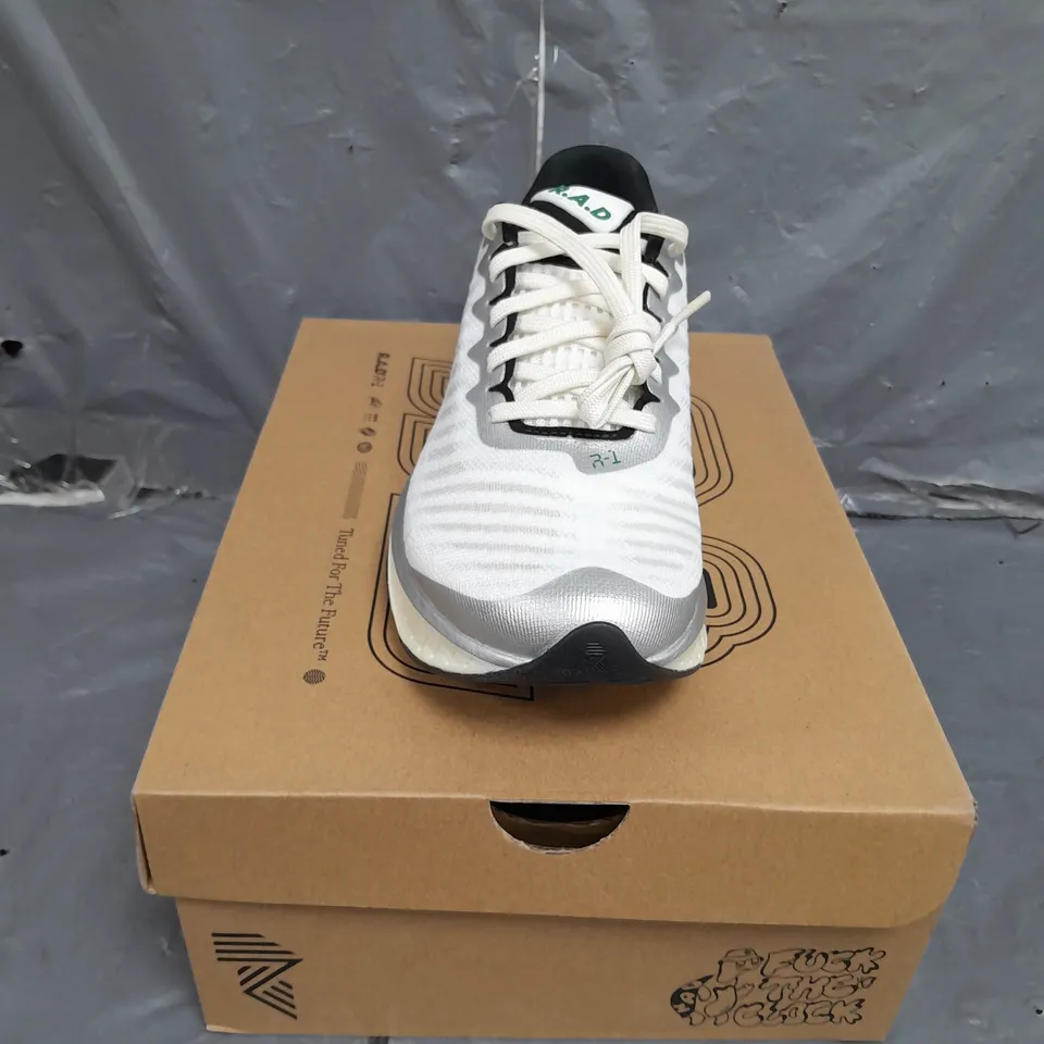 BOX OF RAD R1 CLASSIC BOSTON SHOES SIZE 4.5