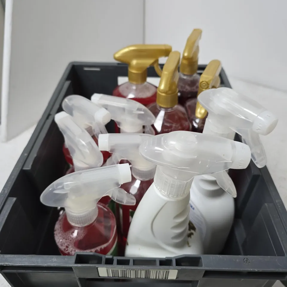 APPROXIMATELY 10 ASSORTED HOUSEHOLD LIQUIDS INCLUDING FABULOSA MULTI SURFACE CLEANER AND CONTINU DISINFECTANT