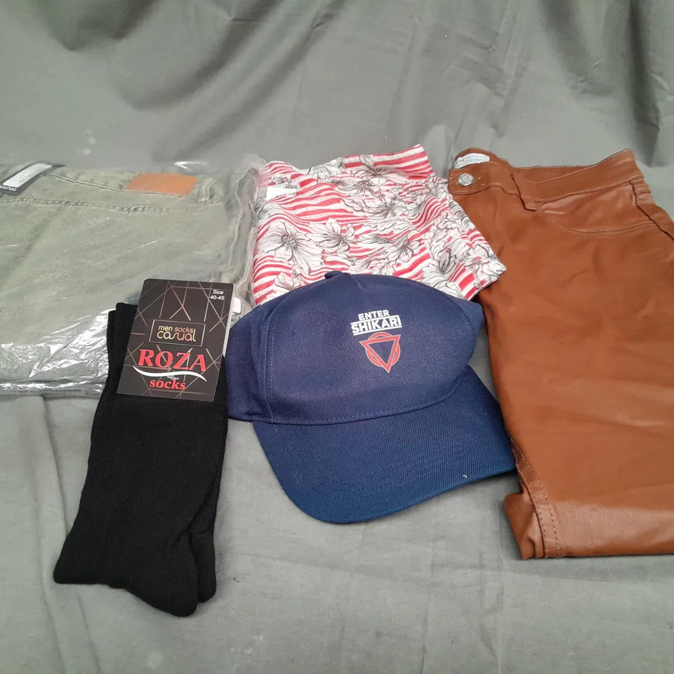 BOX OF APPROXIMATELY 25 ASSORTED CLOTHING ITEMS TO INCLUDE - HAT, SOCKS , JEANS ETC