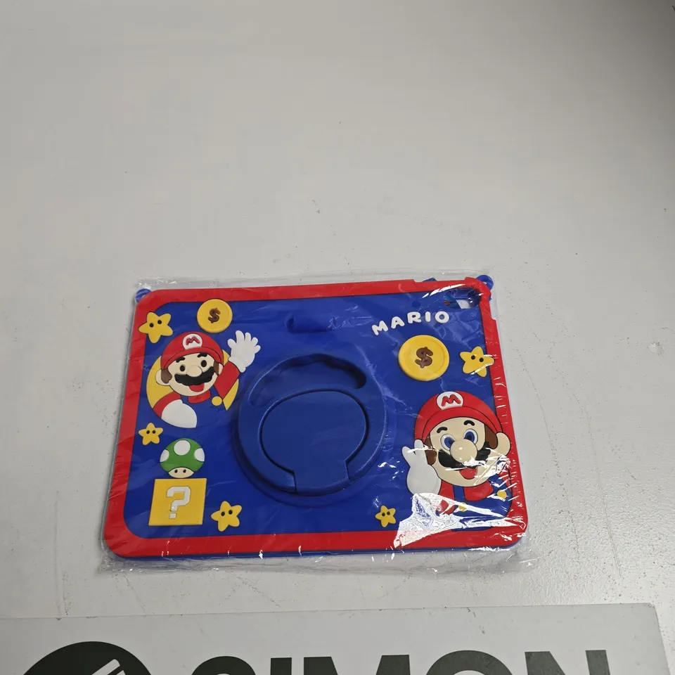 BOX OF APPROXIMATELY 10 ASSORTED TOYS INCLUDING SUPER MARIO SILICONE MAT, SQUISHY DUMPLING AND 433 ULTIMATE CARD MANAGER