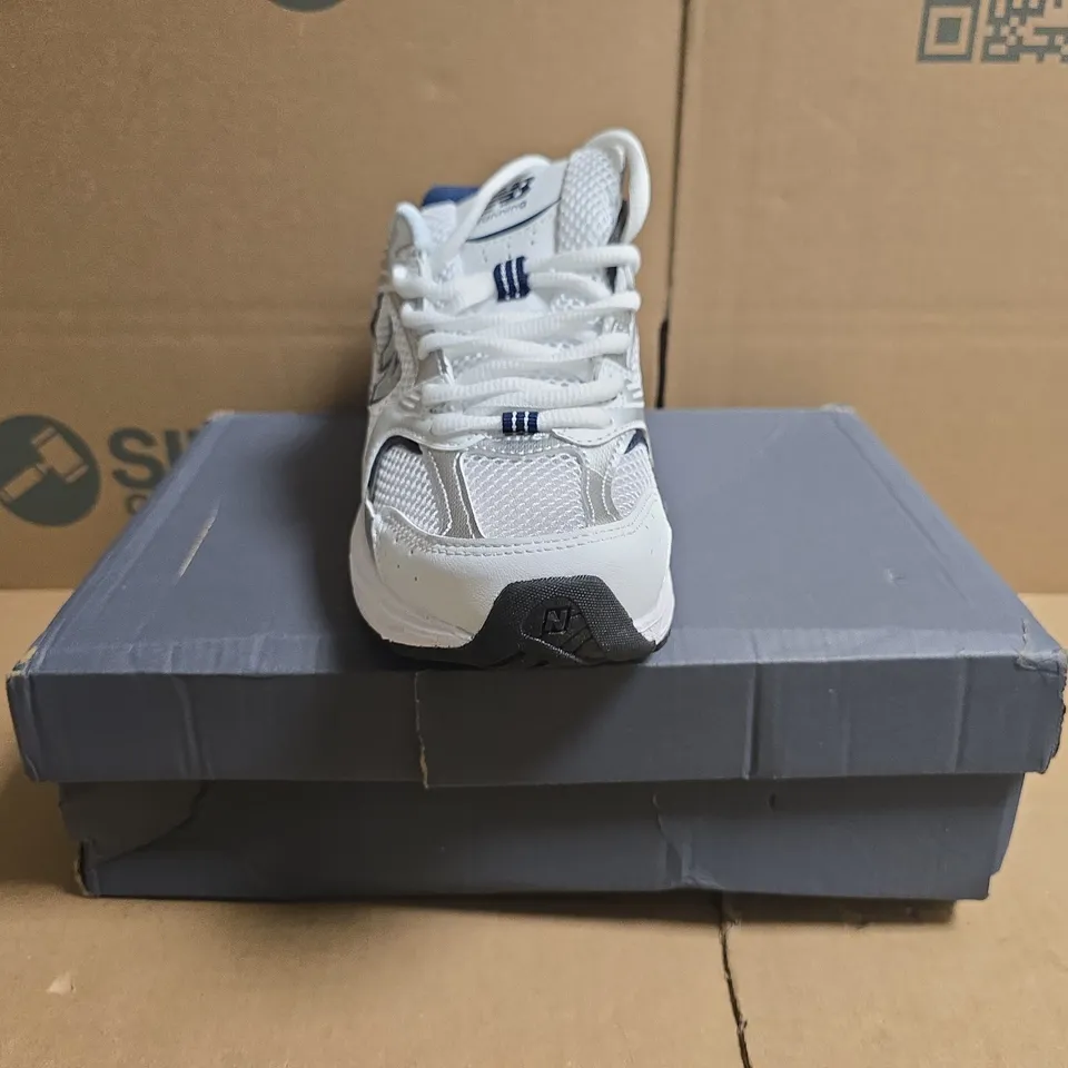 BOXED PAIR OF NEW BALANCE 530 TRAINERS IN WHITE/NAVY SIZE UK 5.5
