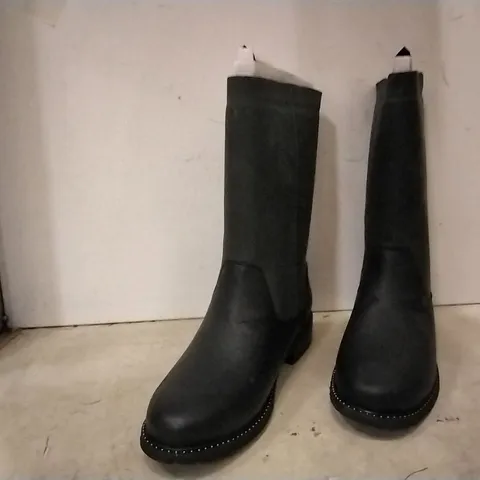 BOXED EMU AUSTRALIA UNISEX BOOTS , BLACK , SIZE UK 6 , 2 PAIRS