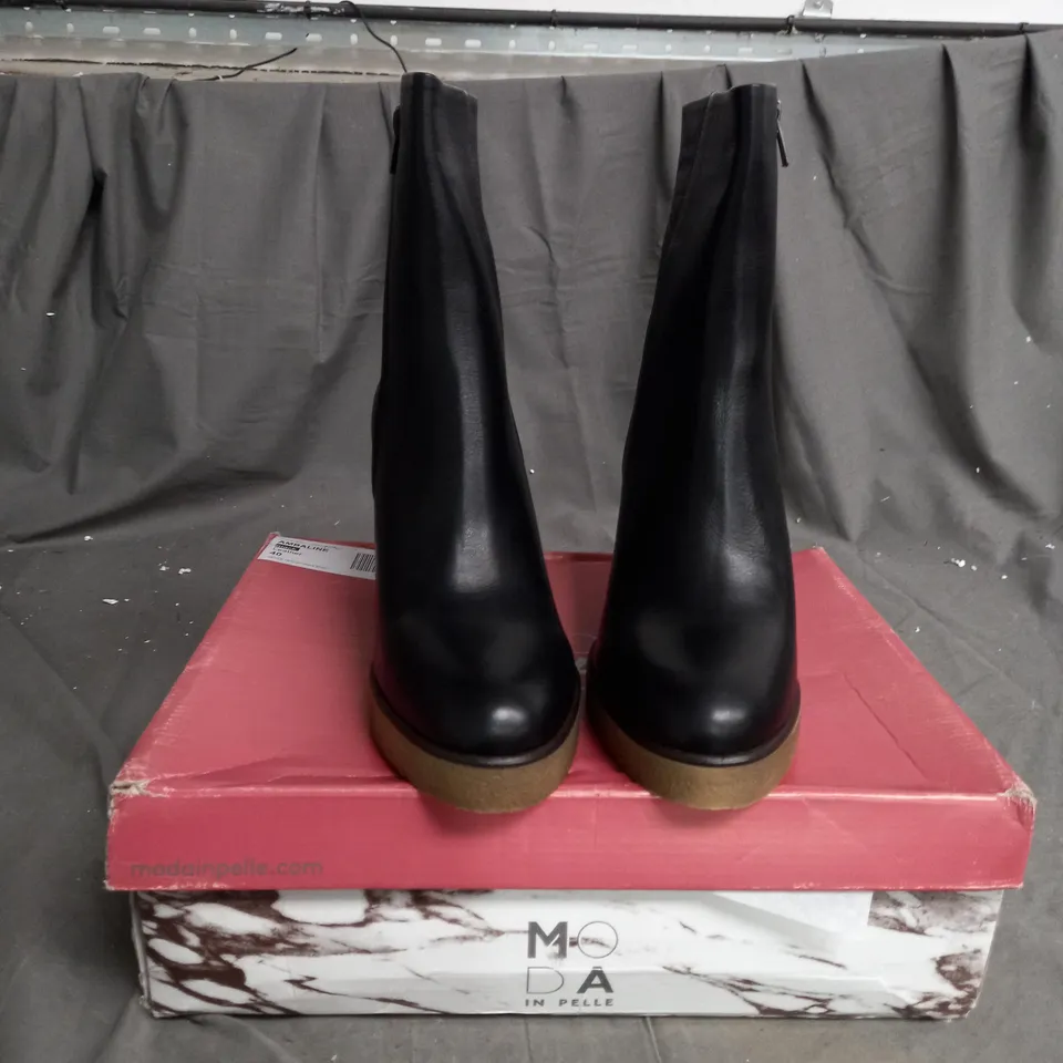 BOXED MODA IN PELLE AMBALINE BLACK LEATHER BOOTS - SIZE 7