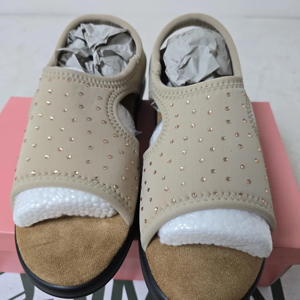 BOXED DR LIGHTFOOT JENNY SHOES, TAUPE - SIZE 5