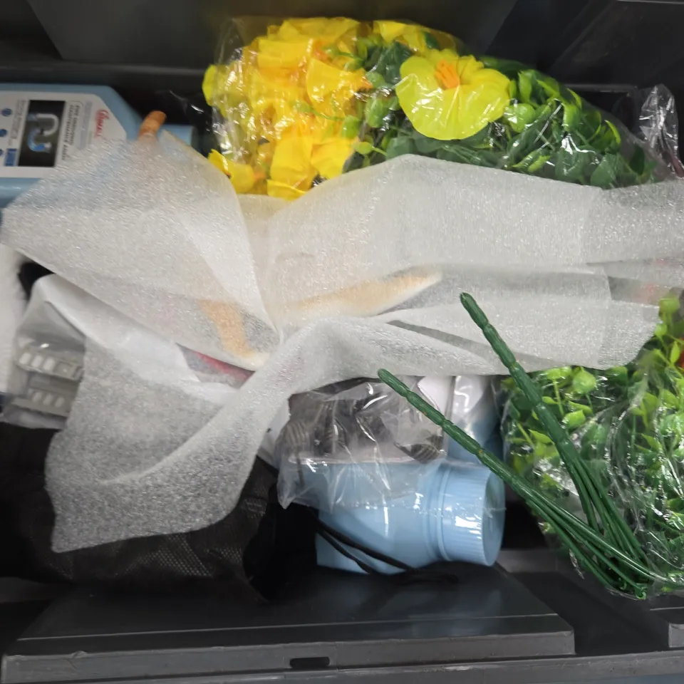 APPROXIMATELY 15 ASSORTED HOUSEHOLD PRODUCTS TO INCLUDE A CAT ORNAMENT, DYLON FABRIC DYE AND CLEARWATER DIP TESTS