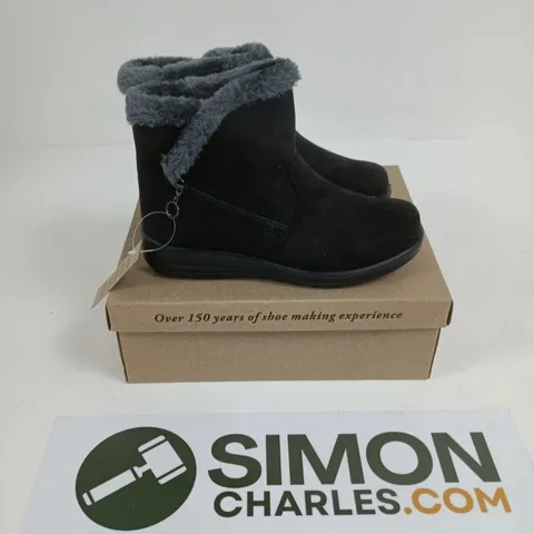BOXED PAIR OF CUSHION WALK OLIVIA BOOTS IN BLACK - SIZE 4
