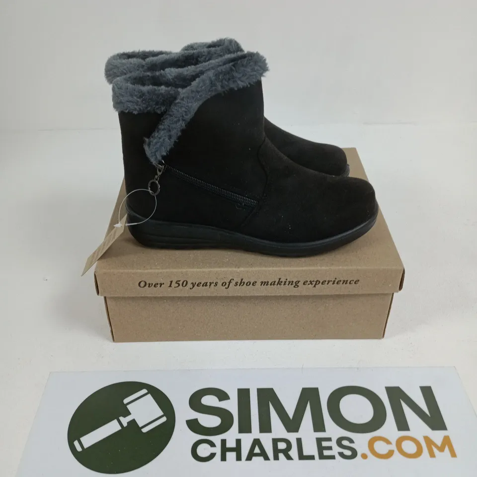 BOXED PAIR OF CUSHION WALK OLIVIA BOOTS IN BLACK - SIZE 4