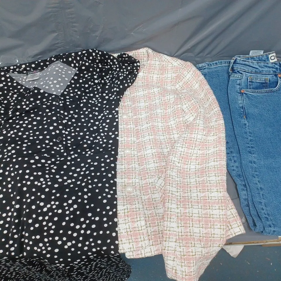 APROXIMATELY 10 ASSORTED CLOTHING ITEMS TO INCLUDE JACKETS, DRESSES, JEANS, ETC
