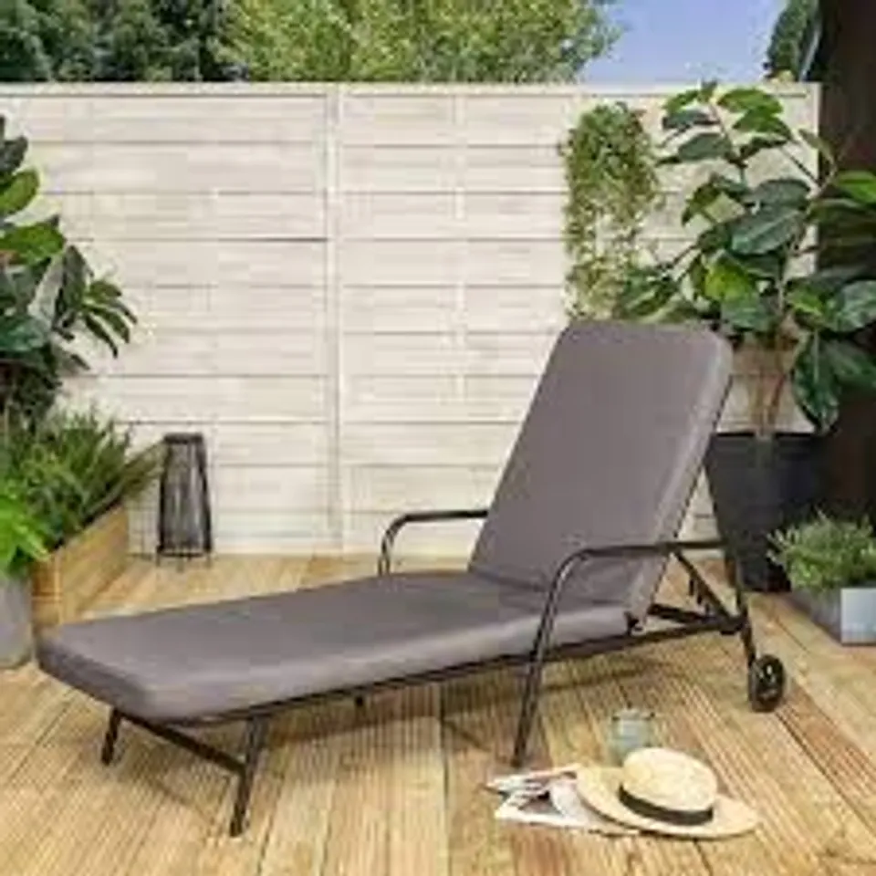 BOXED ELEMENTS PADDED LOUNGER WITH WHEELS 