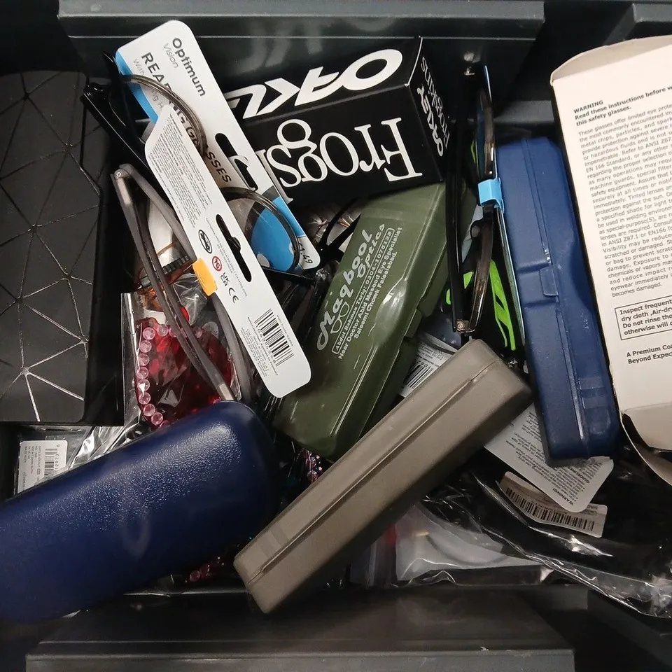 APPROXIAMTELY 15 ASSORTED SUNGLASSES/SPECTACLES IN VARIOUS DESIGNS TO INCLUDE OAKLEY FROGSKINS, OPTIMUM VISION READING GLASSES, OPULIZE GLASSES, ETC