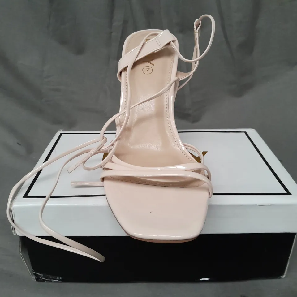 BOXED PAIR OF ENVY OPEN TOE HEELED STRAPPY SANDALS IN NUDE SIZE 7