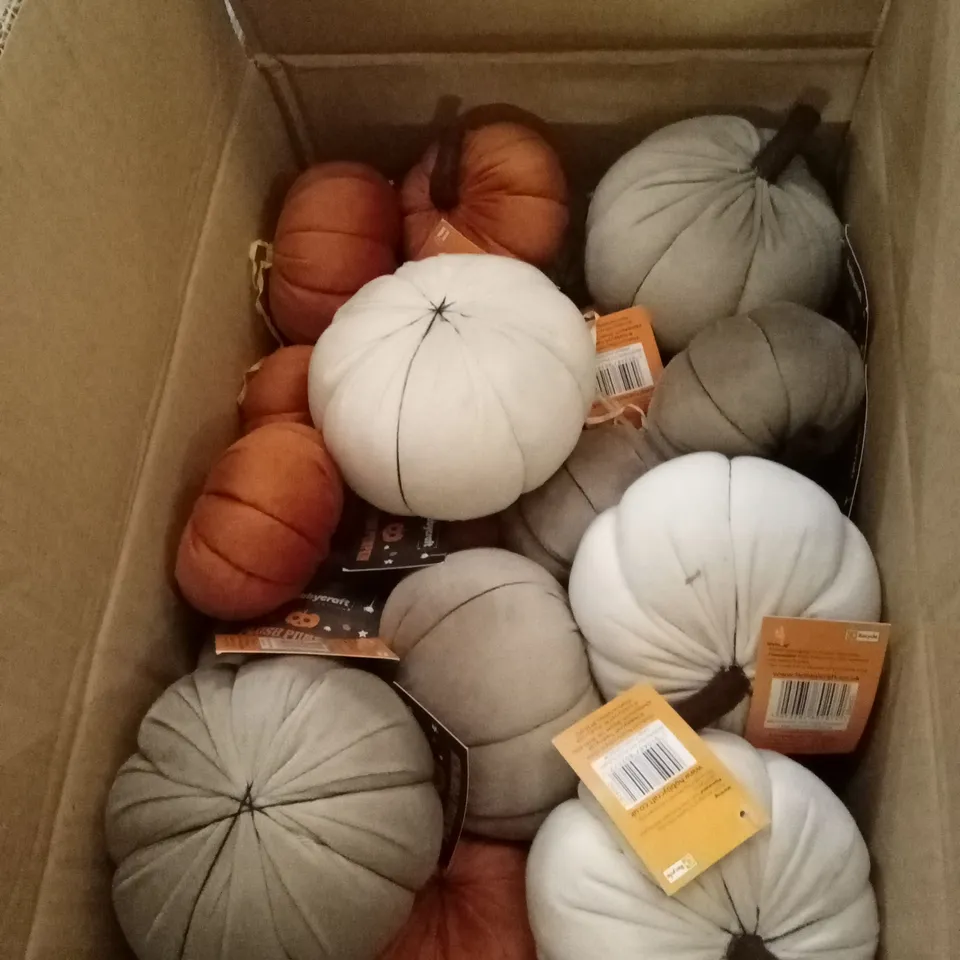 PALLET CONTAINING A LARGE ASSORTMENT OF BRAND NEW HALLOWEEN GOODS AND PRODUCTS TO INCLUDE; PLUSH PUMPKINS ETC